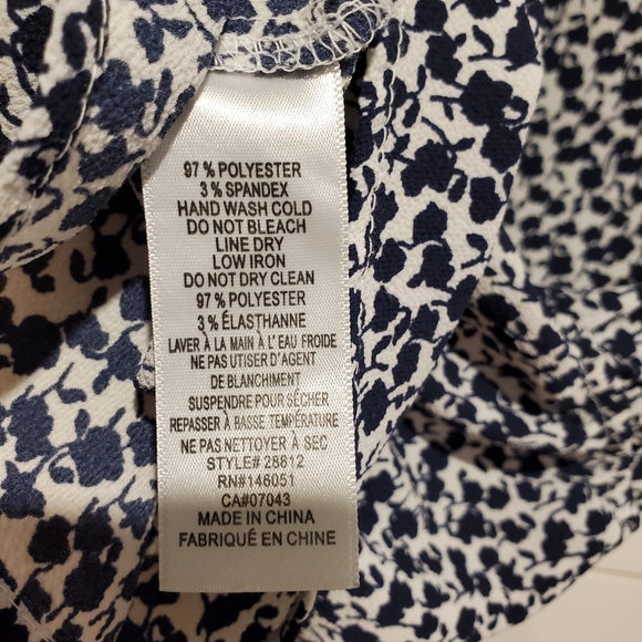 Monteau medium blouse floral v-neck flowy top ruffle shirt navy white flowers - Picture 14 of 16